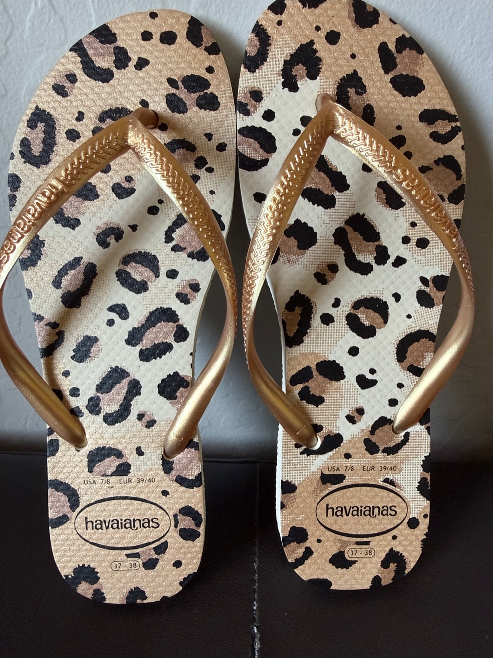 Havaianas Leopard Print Flip Flops with Metallic Gold Straps size 7/8